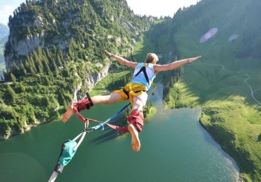 爱游戏_德甲转会风云再起，曼城新星普西租借加盟科隆，合同暗藏回购玄机引关注