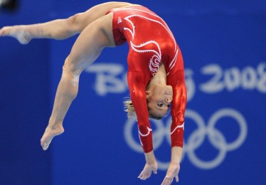 爱游戏：赛季中期巅峰对决，Siegel权威评选最佳阵容，SGA、东契奇、布朗、布伦森、坎宁安领衔联盟新格局