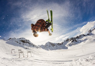 爱游戏官网-体育巅峰时刻全民共鸣，隔屏举臂同庆赛事激情