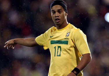 爱游戏官网_ESPN预测明日对决，马刺胜率73.6%雄鹿逆袭之路崎岖