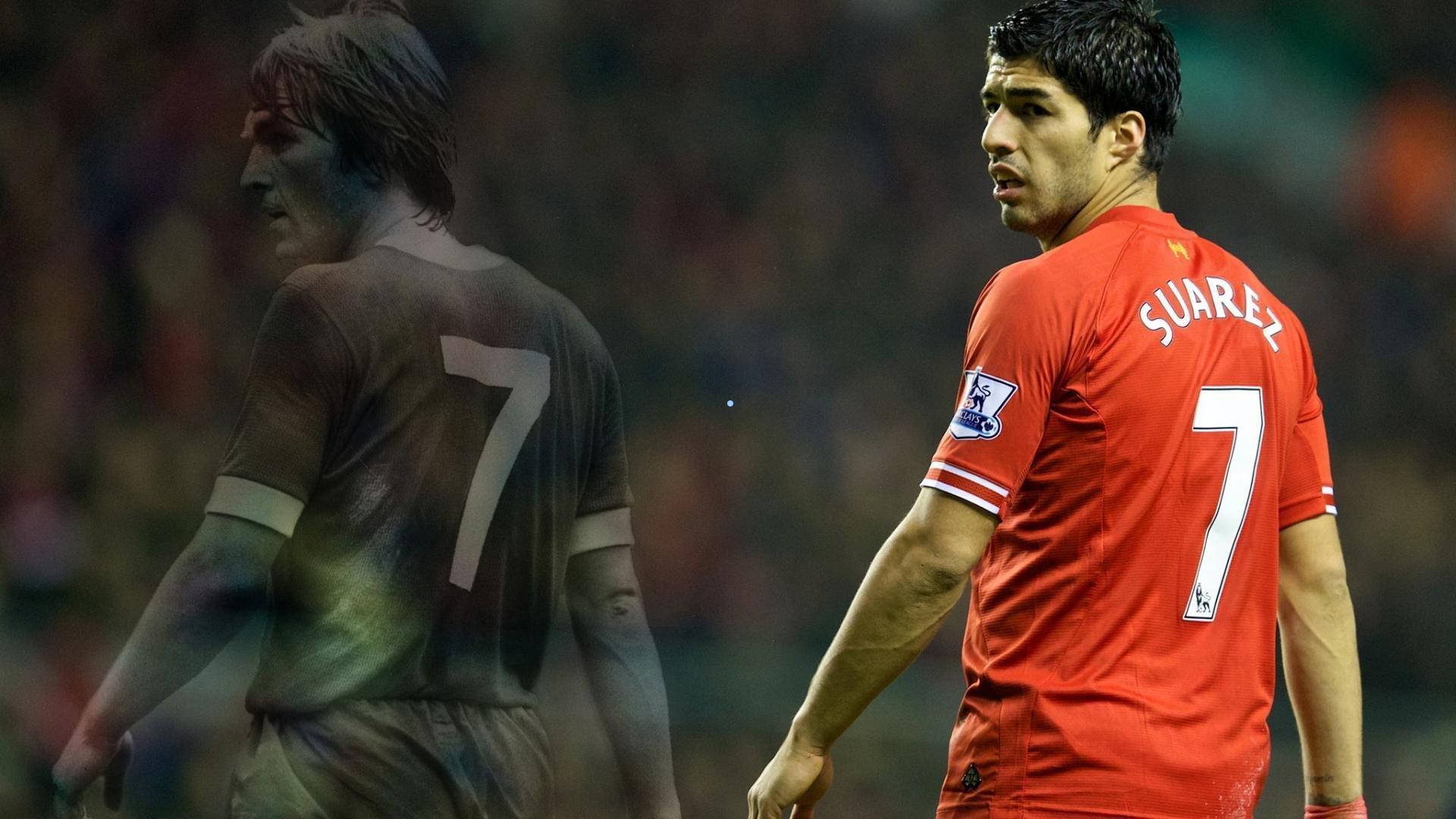 绿茵场机智一幕，李昊发球受扰踢臀反制，越南前锋干扰行为遭黄牌警示